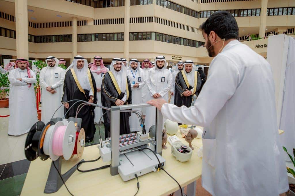 عرضي لتقنية الطباعة ثلاثية الأبعاد في جامعة القصيم بحضور أعضاء من المجتمع الأكاديمي.