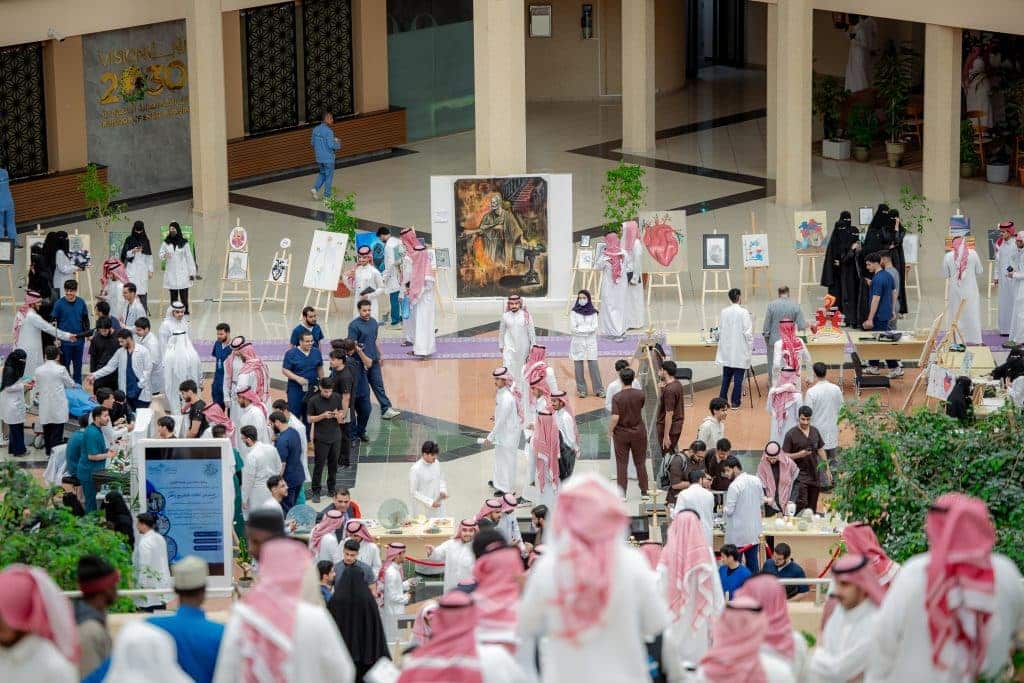 معرض فني أكاديمي في جامعة القصيم يجسد التفاعل المجتمعي والثقافي السعودي بالجامعة.