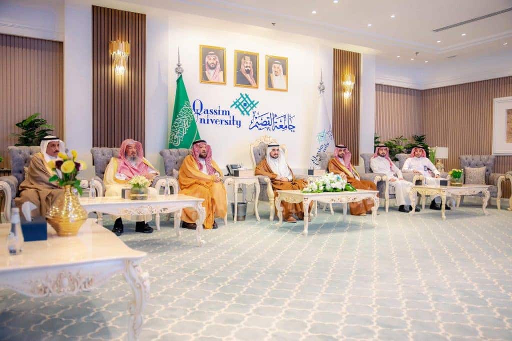اجتماع رسمي أكاديمي أكاديمي برئاسة جامعة القصيم بمقر الجامعة يعكس الهوية السعودية الإسلامية.