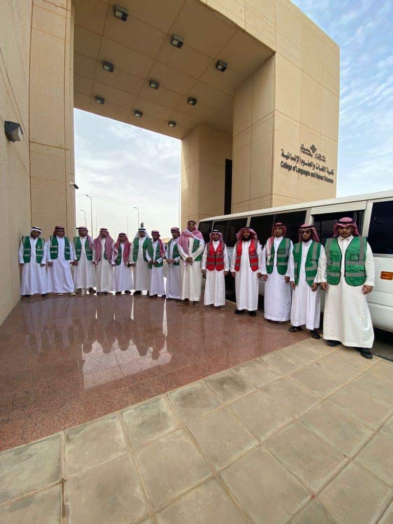 مجموعة أمام مركز التنمية المستدامة بجامعة القصيم في أكاديمية تحت السماء.