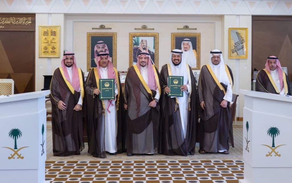 تسليم وثائق رسمية في مركز القصيم العلمي بحضور منسوبي جامعة القصيم وبرنامج المجتمع السعودي المسلم.