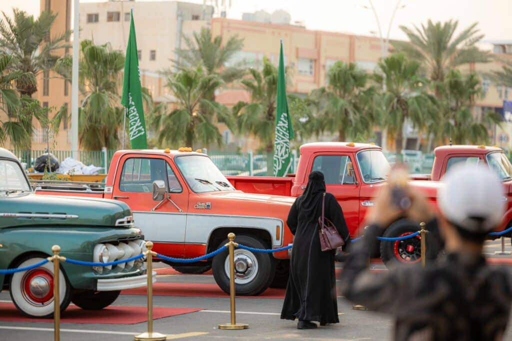 عرض شاحنات تراثية في مهرجان مهرجان الشعوب بجامعة القصيم ضمن فعاليات ثقافية سعودية.