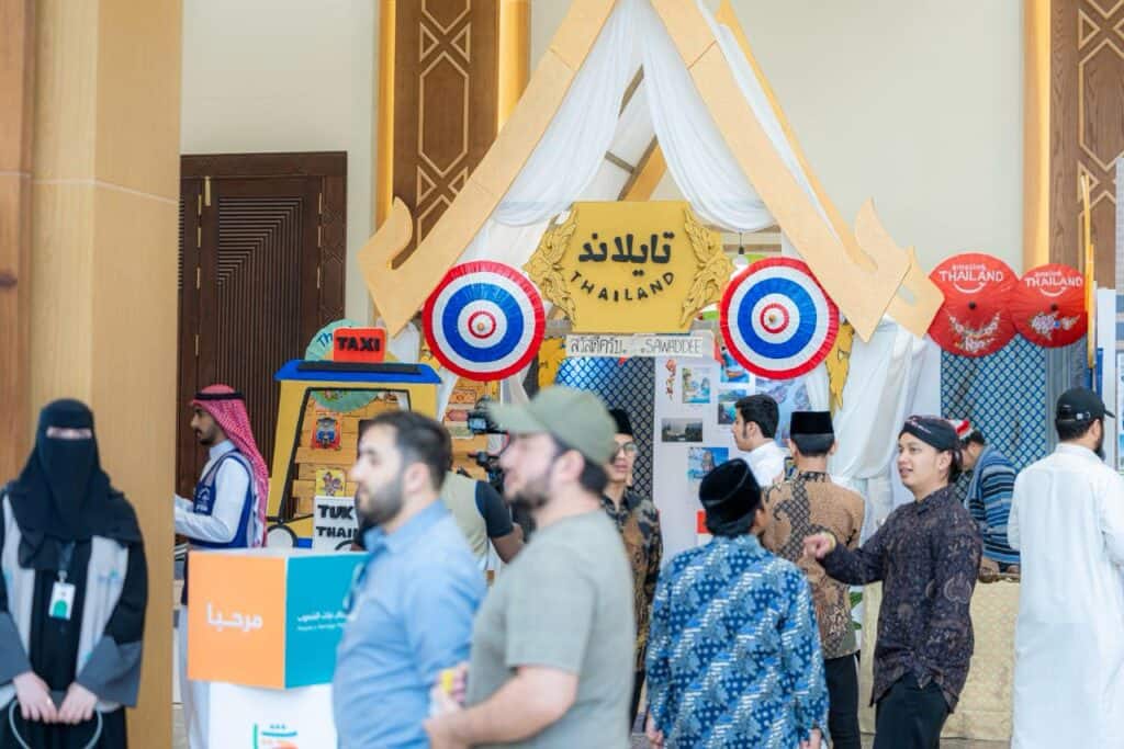 جناح تايلاند المزيّن في مهرجان تراث الشعوب بجامعة القصيم يعكس التبادل الثقافي الأكاديمي.