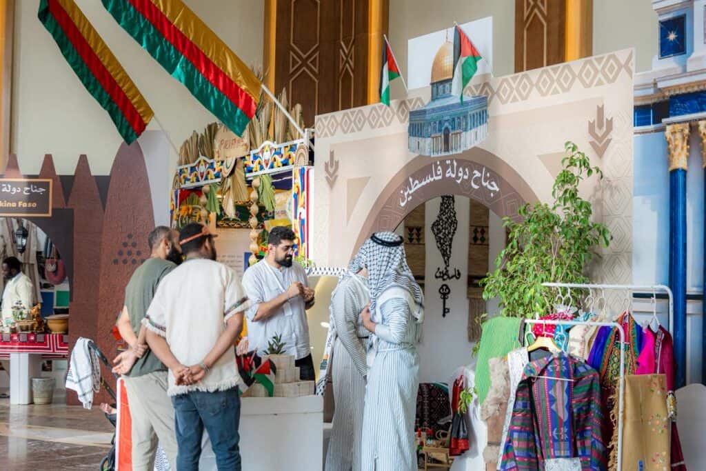 ركن ثقافي يعرض التراث الفلسطيني ضمن فعاليات مهرجان القصيم يعكس التنوع الثقافي.