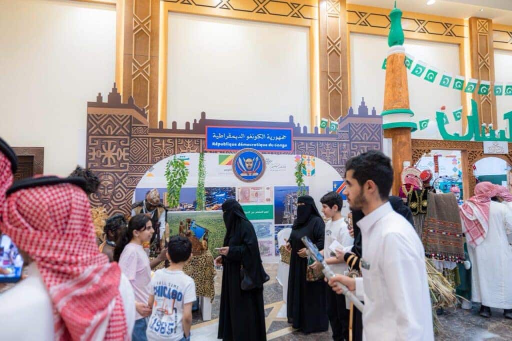 جناح جامعة القصيم في مهرجان تراث الشعوب يعرض مواد علمية تعزز الهوية السعودية.