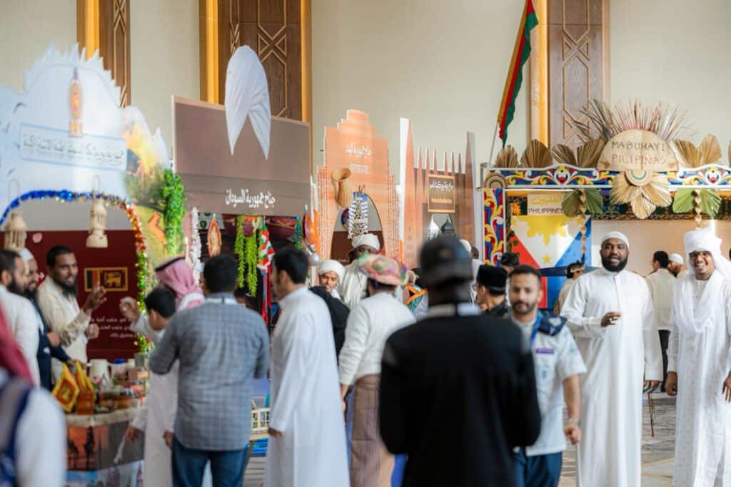 فعاليات مهرجان مهرجان مهرجان تراث الشعوب بجامعة القصيم تعكس الهوية السعودية في أجواء أكاديمية.