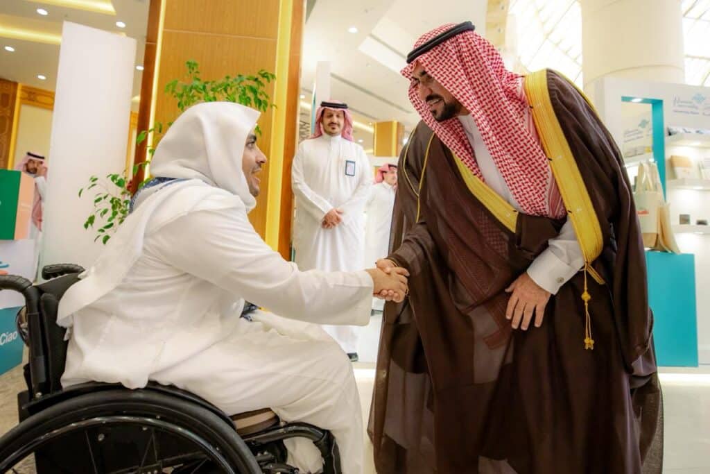 لقاء رسمي بين ممثل جامعة القصيم وزملائه بمناسبة مهرجان مهرجان تراث الشعوب في الحرم الجامعي.