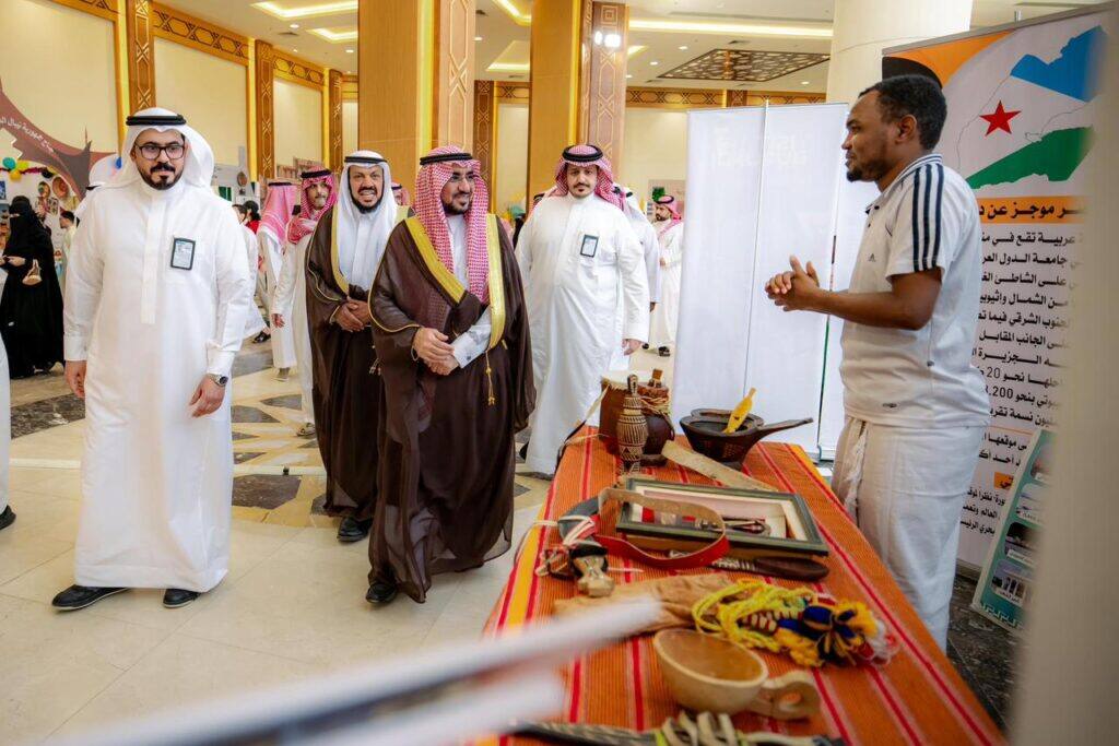 زيارة معرض معرض مهرجان مهرجان تراث الشعوب بجامعة القصيم لتعزيز الهوية السعودية في البيئة الأكاديمية.