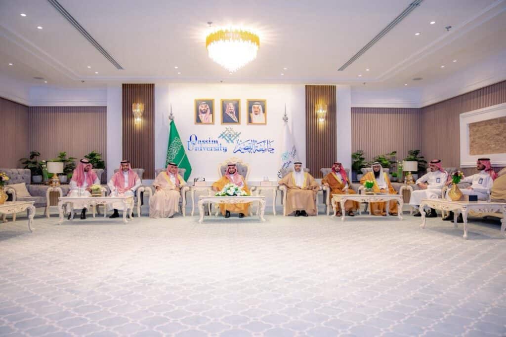 اجتماع رسمي بجامعة القصيم يعكس التعاون الاستثماري في أكاديمية أكاديمية سعودية.