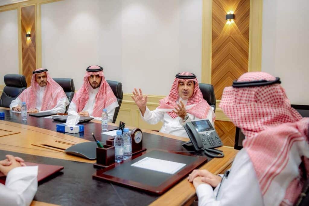 اجتماع أكاديمي بجامعة القصيم يناقش شؤون التعاون الاستثماري في بيئة رسمية.