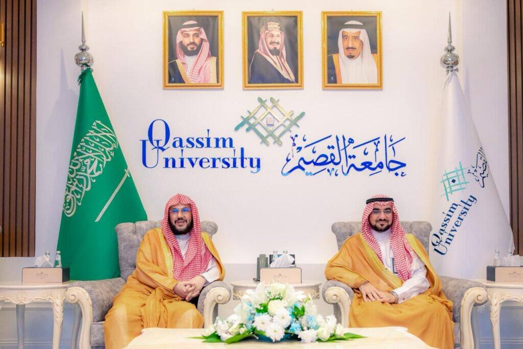 لقاء أكاديمي رسمي بجامعة القصيم برعاية رئيس الجامعة، يعكس قيم المجتمع السعودي.