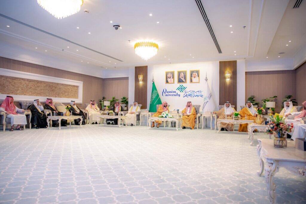 اجتماع رسمي في جامعة القصيم ضمن إطار أكاديمي، يعكس الهوية السعودية الإسلامية.