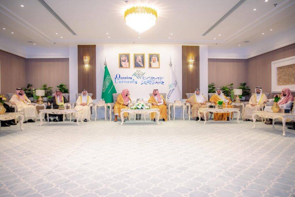 اجتماع رسمي لأعضاء هيئة كبار العلماء في جامعة القصيم لتعزيز التعاون الأكاديمي والمؤسسي.