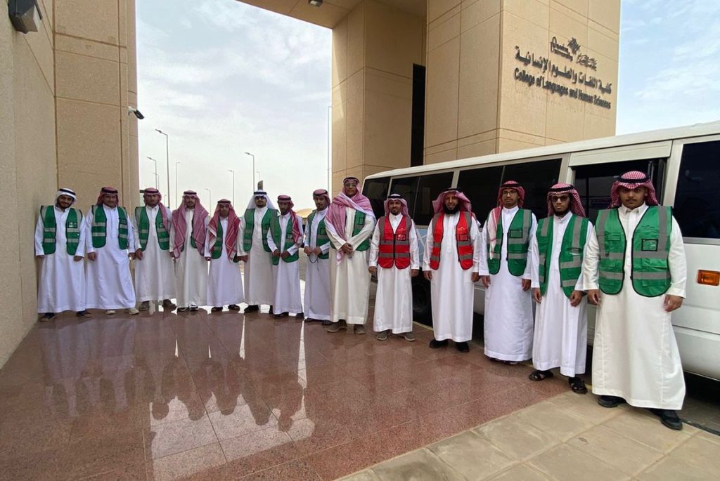 مجموعة من منسوبي جامعة القصيم أمام مركز التنمية المستدامة بجوار شعيب الطرفية.