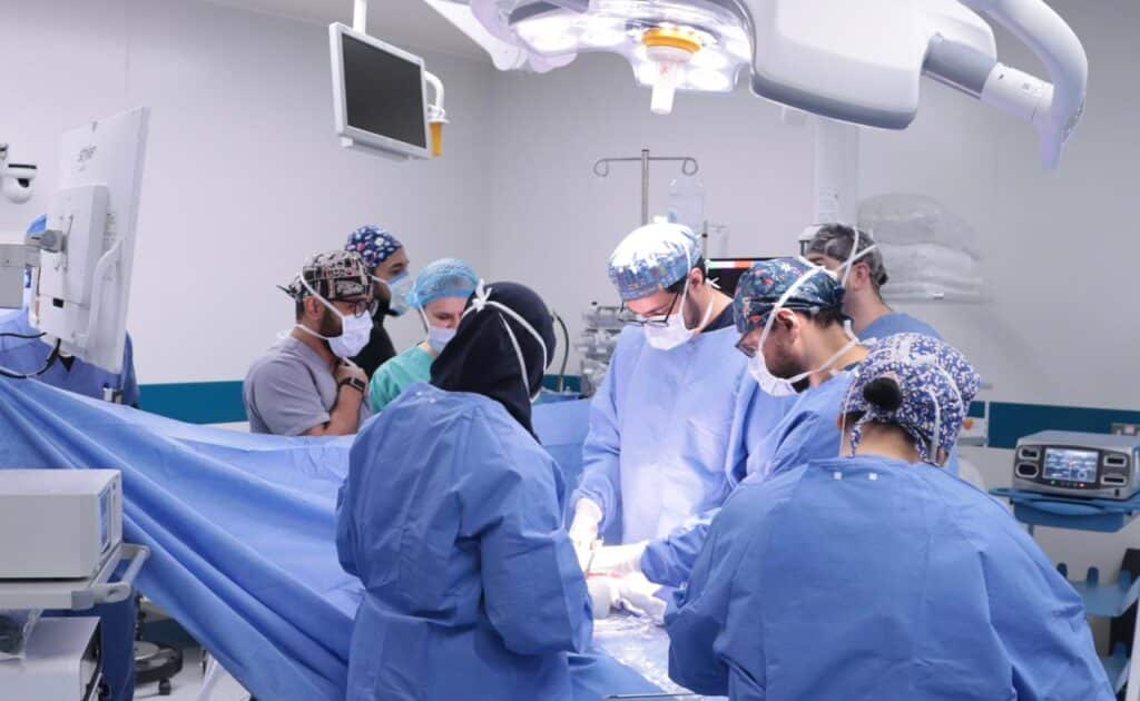 إجراء جراحة المناظير الدقيقة في المدينة الطبية بجامعة القصيم ضمن بيئة أكاديمية سعودية.