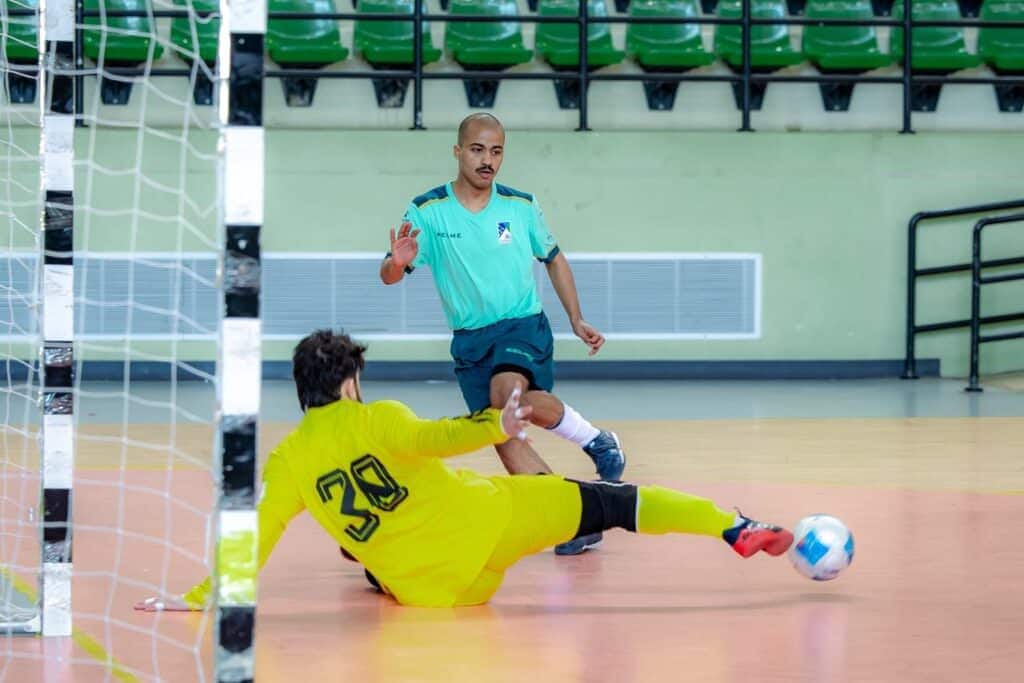 تصدي حارس مرمى قدم الصالات خلال بطولة الجامعات في جامعة القصيم بالمملكة.