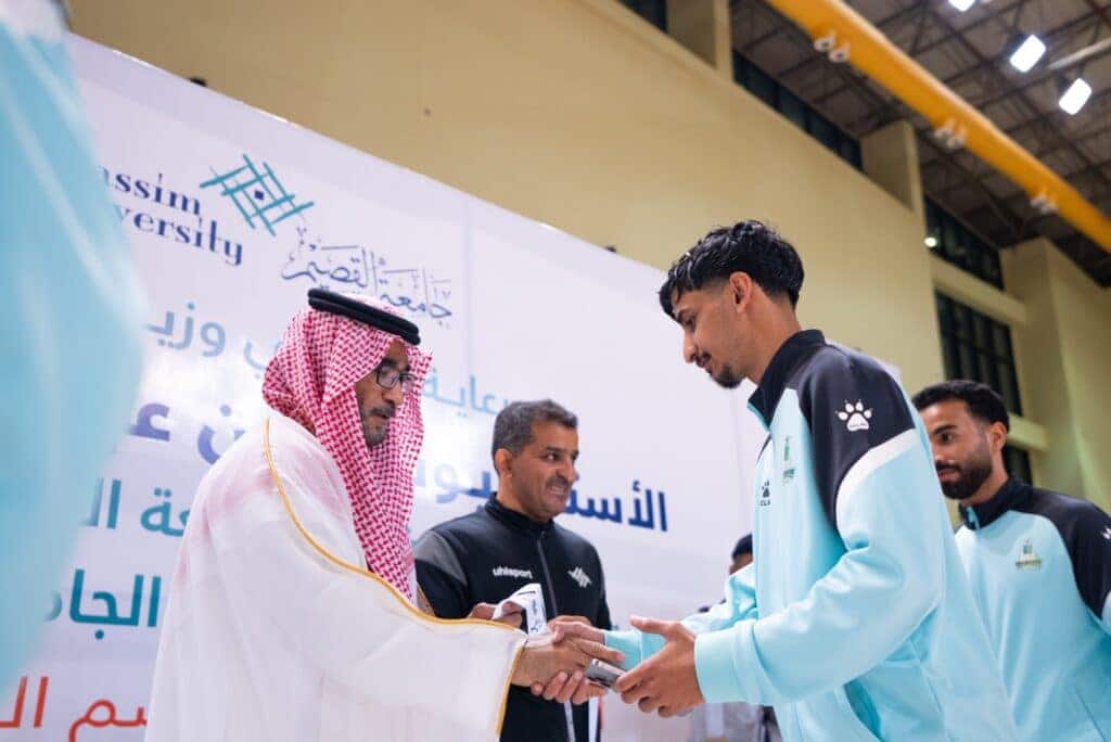 طالب خلال بطولة الاتحاد السعودي قدم الصالات في جامعة القصيم بحضور مشاركين.