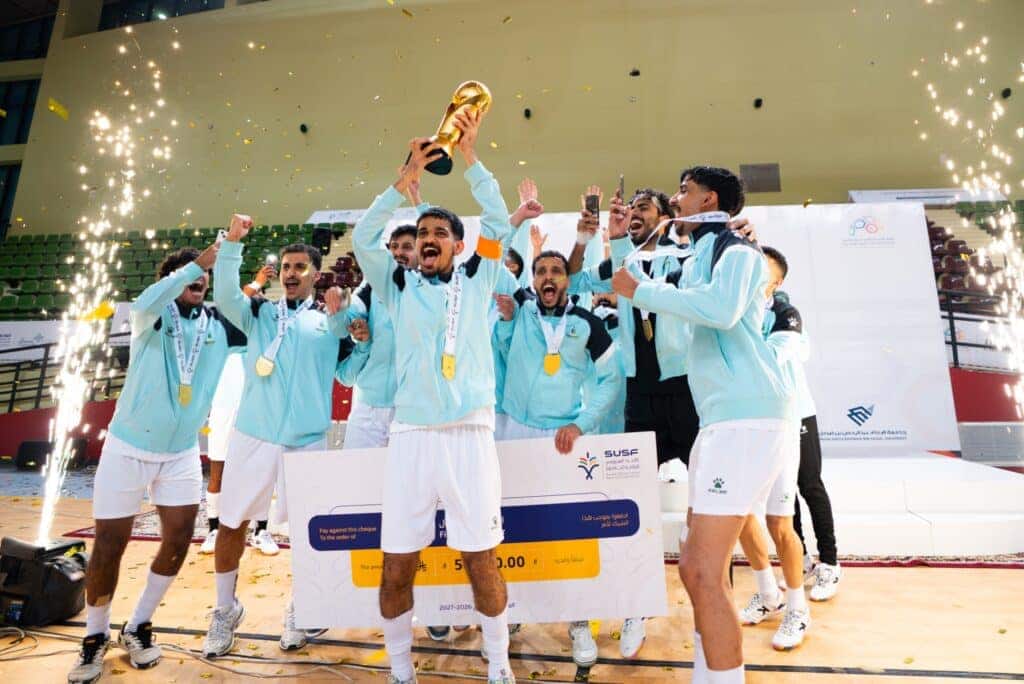 فريق جامعة القصيم يحتفل بفوزه في بطولة الاتحاد السعودي قدم الصالات.