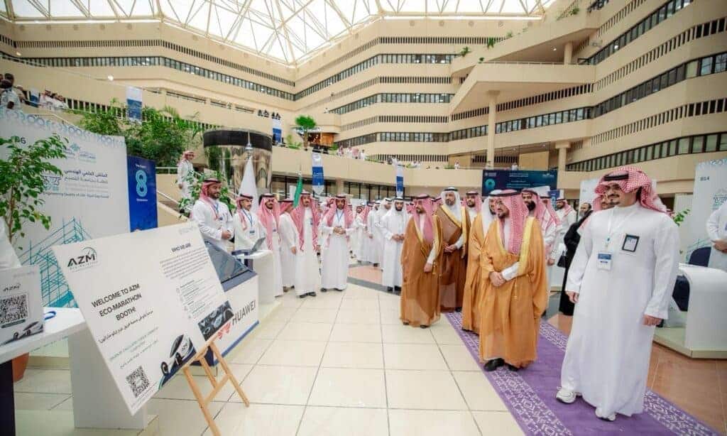 زيارة رئيس جامعة القصيم لمعرض هندسي يسلط الضوء على جودة الحياة وأهميتها.