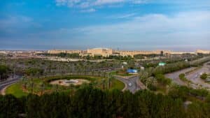 مجمع جامعي بجامعة القصيم تحيط به المساحات ومرافق للنقل والخدمات الصحية.
