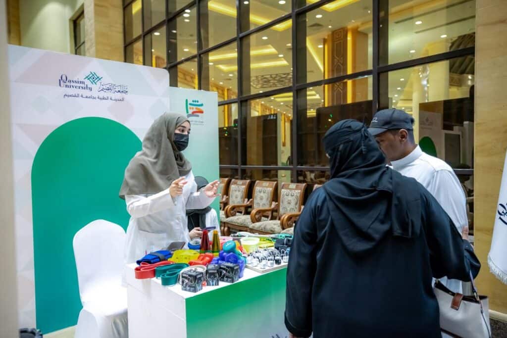 Actively participate in the Peoples' Heritage Festival at Qassim University to enhance academic cultural exchange.