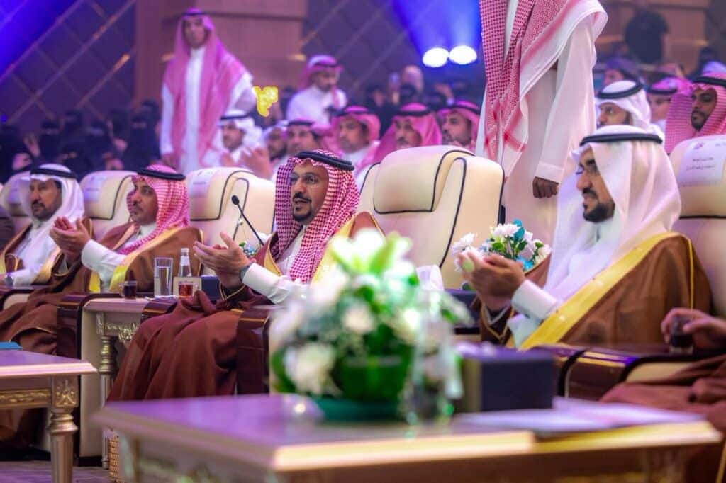 حضور رسمي في فعالية أكاديمية جامعة القصيم مع ديكور وإضاءة تبرز هوية المكان.