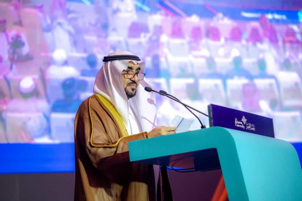إلقاء كلمة رسمية خلال مهرجان تراث الشعوب في جامعة القصيم بحضور منسوبي الجامعة.
