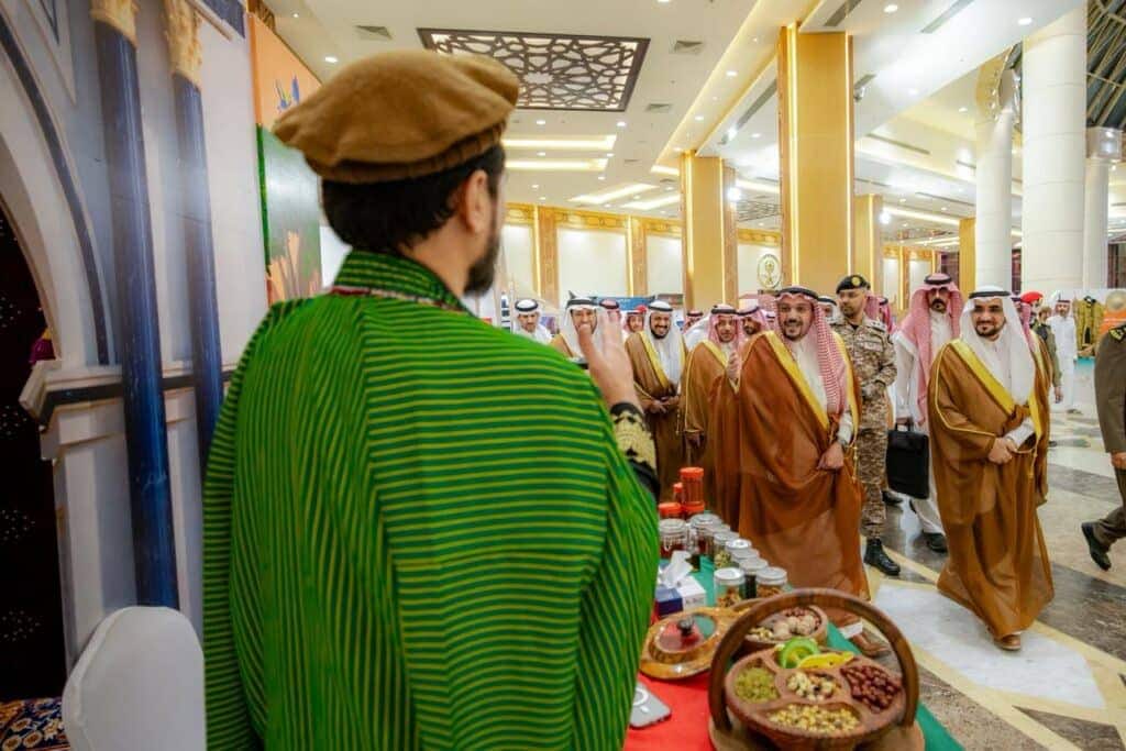 استقبال رسمي لوفد أمير منطقة القصيم في مهرجان تراث الشعوب بجامعة القصيم.
