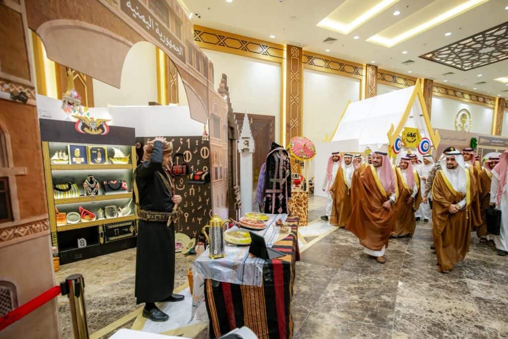 طلبة جامعة من القصيميون يزورون معرض مهرجان مهرجان الشعوب للاطلاع على الحرف والموروث المحلي.