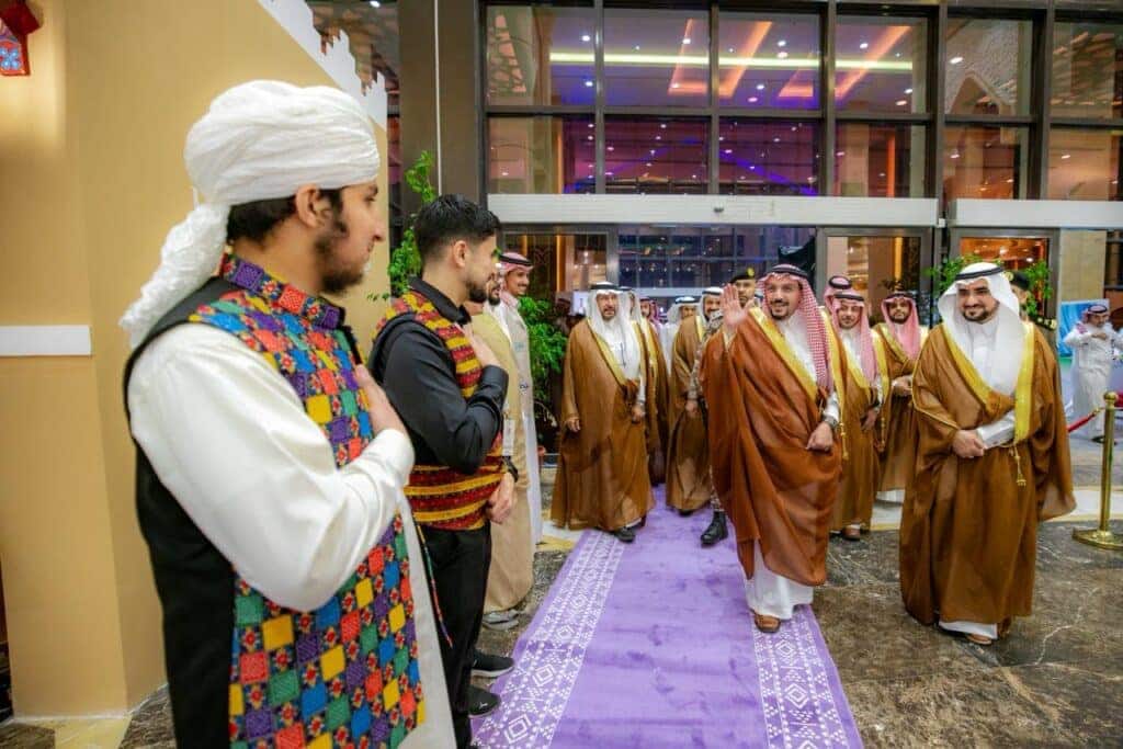 استقبال رسمي لطلبة جامعة القصيم في مهرجان مهرجان الشعوب داخل قاعة مزينة.