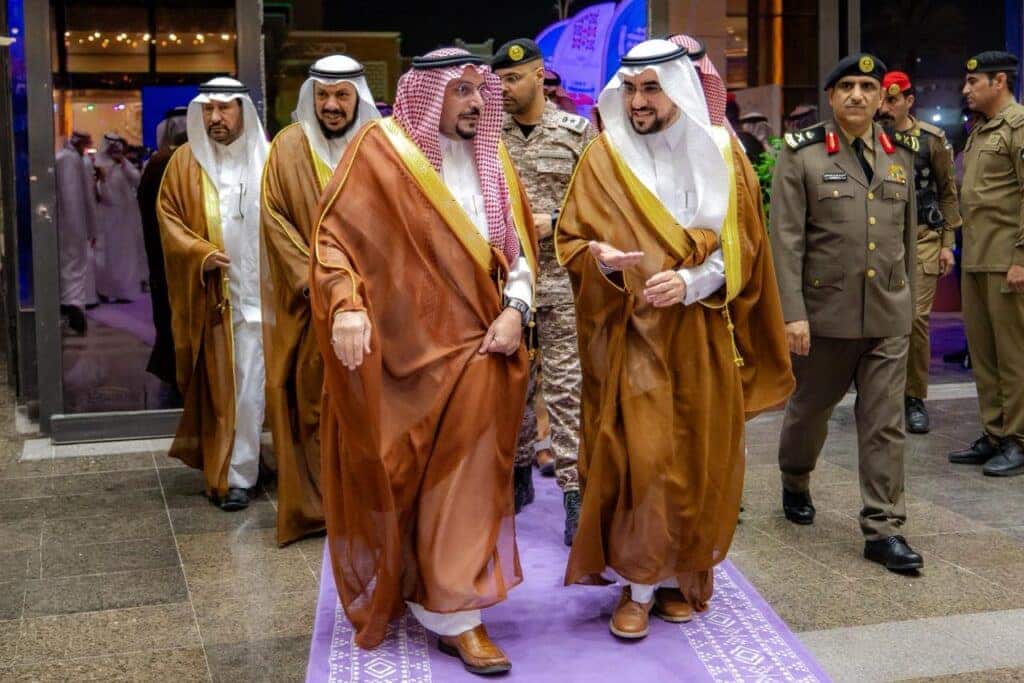 سمو أمير القصيم يشارك في مهرجان مهرجان الشعوب بجامعة القصيم بحضور رسمي وأمني.