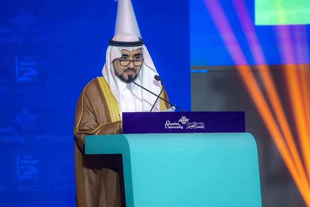 متحدّث يقدم كلمة رسمية ضمن فعالية مهرجان تراث الشعوب في جامعة القصيم في أجواء أكاديمية.