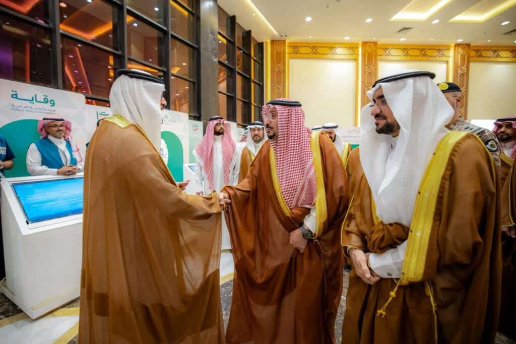 أعضاء جامعة جامعة القصيم يتفاعلون في مهرجان تراث الشعوب ببيبيئة أكاديمية رسمية.