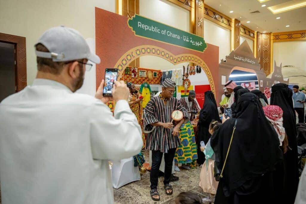 فعالية ثقافية بجامعة القصيم بحضور وفد غانا، تضم عروضًا تراثية وتوثيقًا طلابيًا.