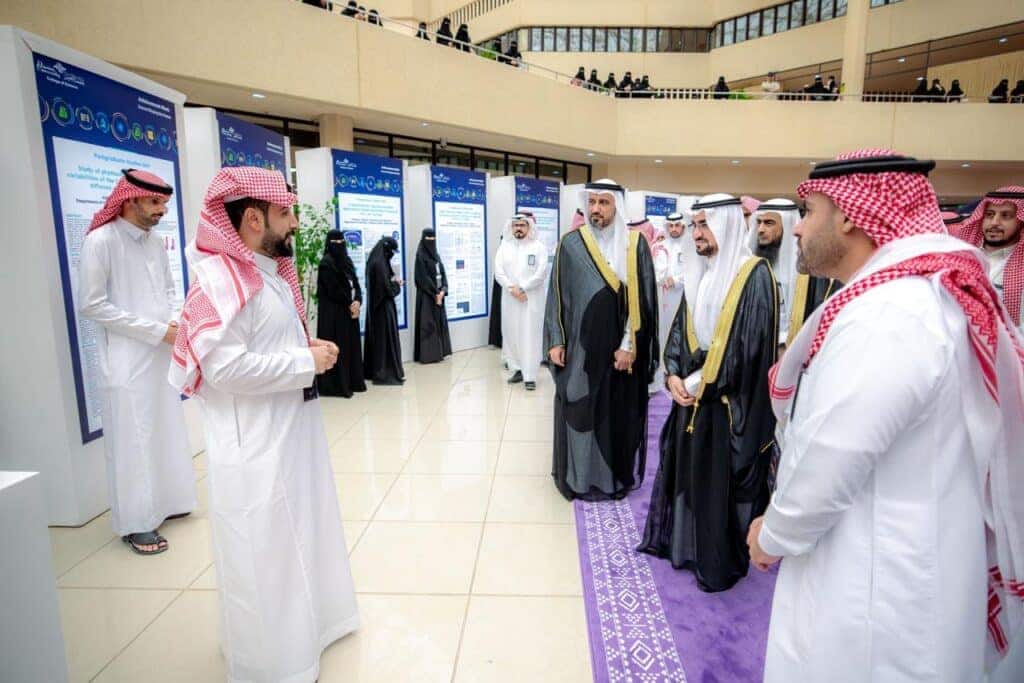 رئيس الجامعة ومسؤولون يتبادلون الحديث في معرض العلوم بجامعة القصيم.