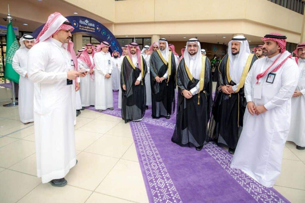جامعي يستمع لكلمة رئيس جامعة القصيم في معرض كلية العلوم، إبرازًا لبصمة إنجاز.