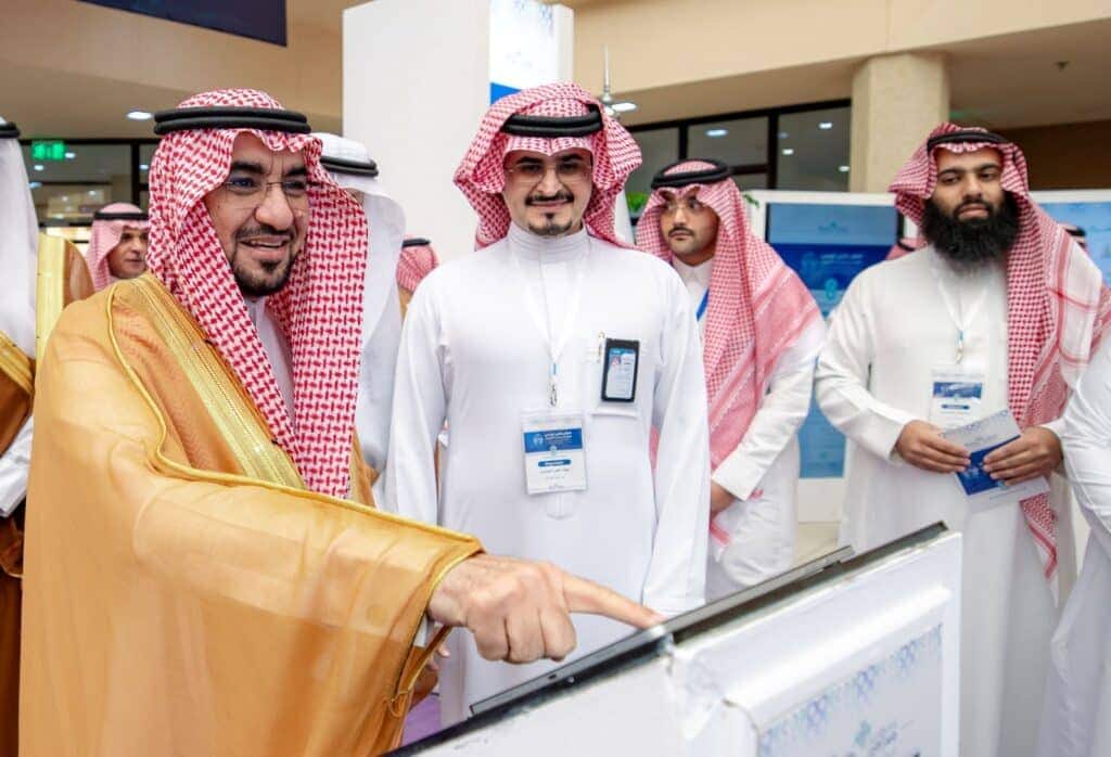 مسؤولون بجامعة القصيم يتابعون عرضًا تقنيًا خلال الملتقى العلمي الهندسي.
