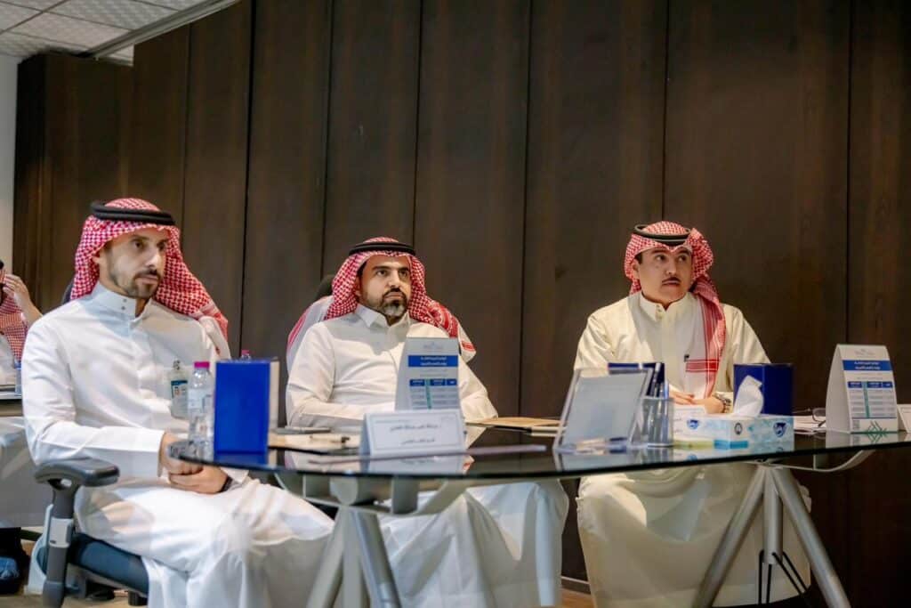 اجتماع أكاديمي ضمن البرنامج التدريبي المكثف بجامعة القصيم في بيئة منظمة رسمية.