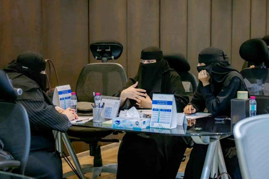 نقاش أكاديمي لفريق نسائي حول البرنامج التدريبي المكثف بجامعة القصيم في قاعة اجتماعات نسائي.