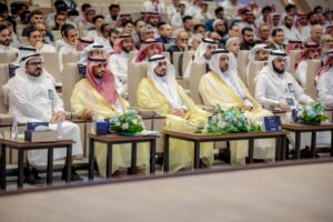 حضور أكاديمي في قاعة جامعة القصيم لمناقشة وثائق بحثية ضمن جلسة علمية رسمية.