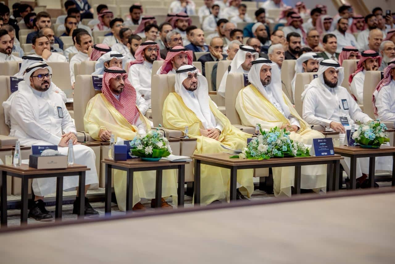 حضور أكاديمي في قاعة جامعة القصيم لمناقشة وثائق بحثية ضمن جلسة علمية رسمية.