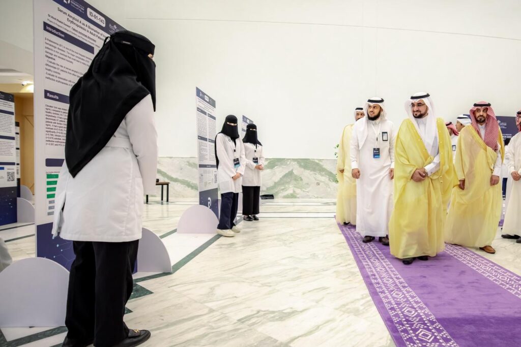 حضور أكاديمي في ملتقى يوم البحث عن الطب بجامعة القصيم ومناقشة علمية للملصقات.