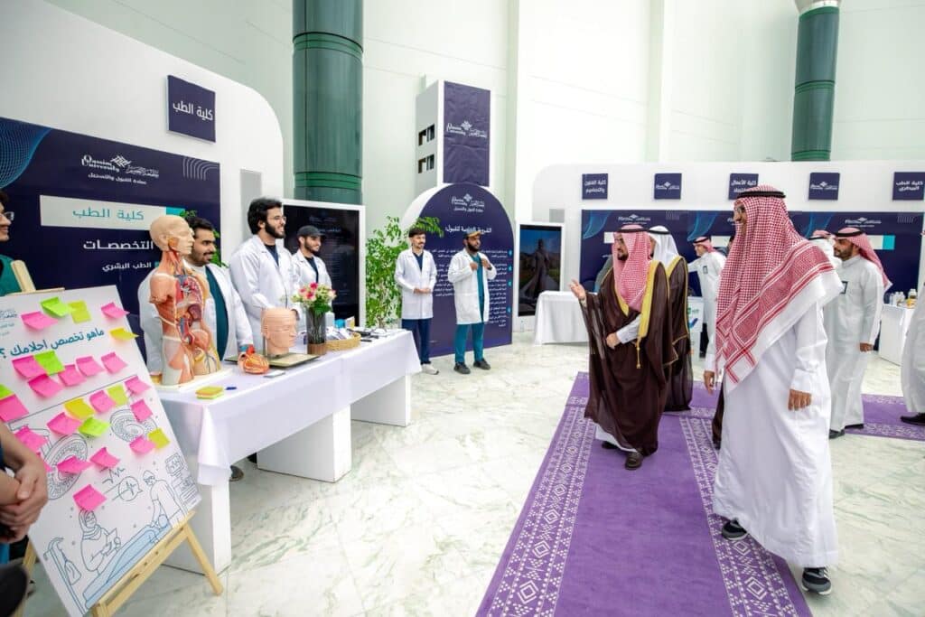 مشاركون في معرض معرض طبي تثقيفي بجامعة القصيم يعرضون نماذج تشريحية ومعلومات علمية.