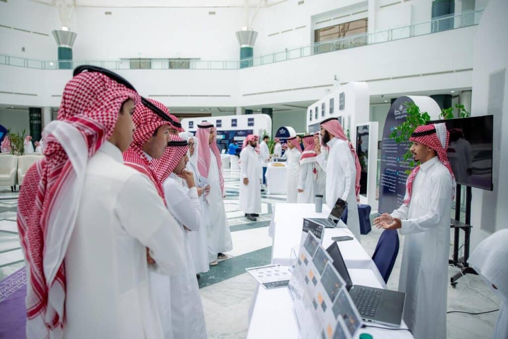 عرض عرض أكاديمي في معرض الطريق إلى الجامعة بجامعة القصيم لتعزيز المعرفة والابتكار.