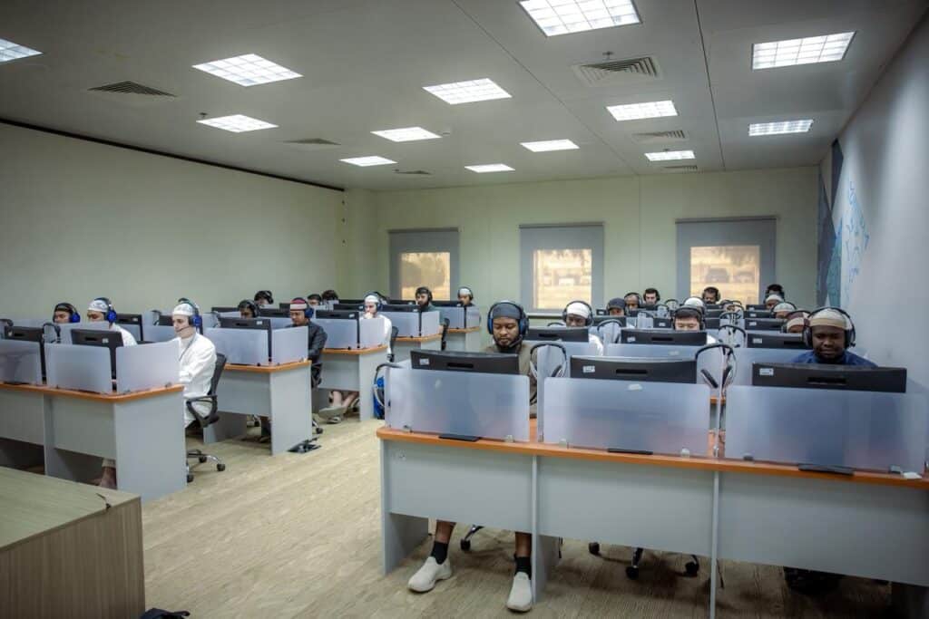 طلبة دوليّون بجامعة القصيم يؤدون اختبار الهمزة بمعمل حاسوب مجهز حديثًا.