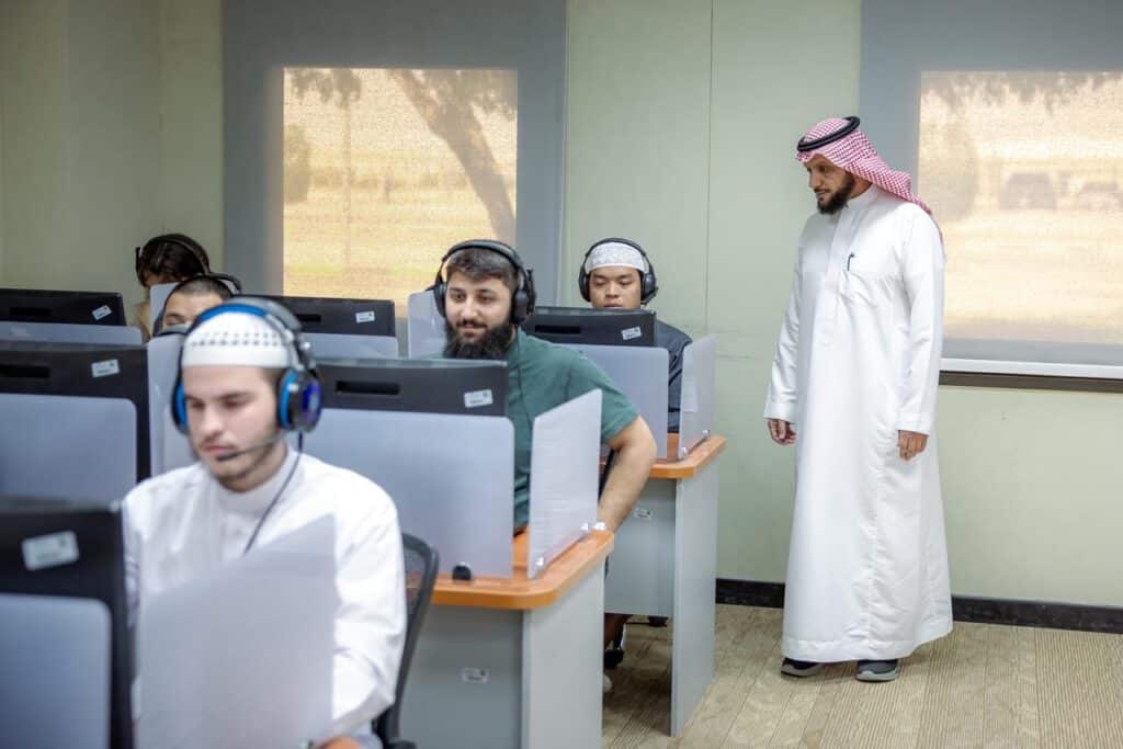 طلاب يؤدون اختبارات إلكترونية معمل بجامعة القصيم ضمن أكاديمية سعودية.
