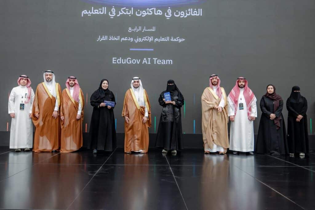 تكريم الفائزين في هاكثون ابتكار للتعليم بجامعة القصيم ضمن فعالية أكاديمية رائدة.