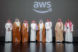 رئيس جامعة القصيم يكرّم الفائزين في هاكاثون ابتكروا للتعليم برعاية aws.