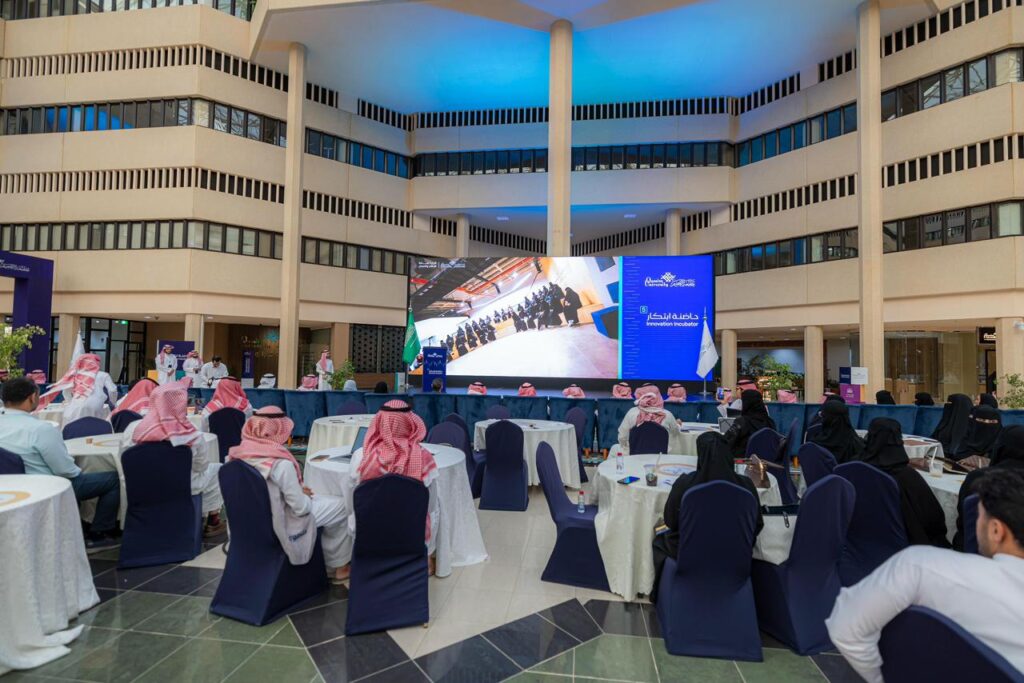 عرض عرض أكاديمي بجامعة القصيم حول تحويل الأفكار وخلق قيمة مستدامة.