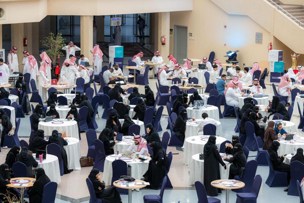 يناقشون يناقشون تحويل الأفكار في فعالية أكاديمية جامعة القصيم.